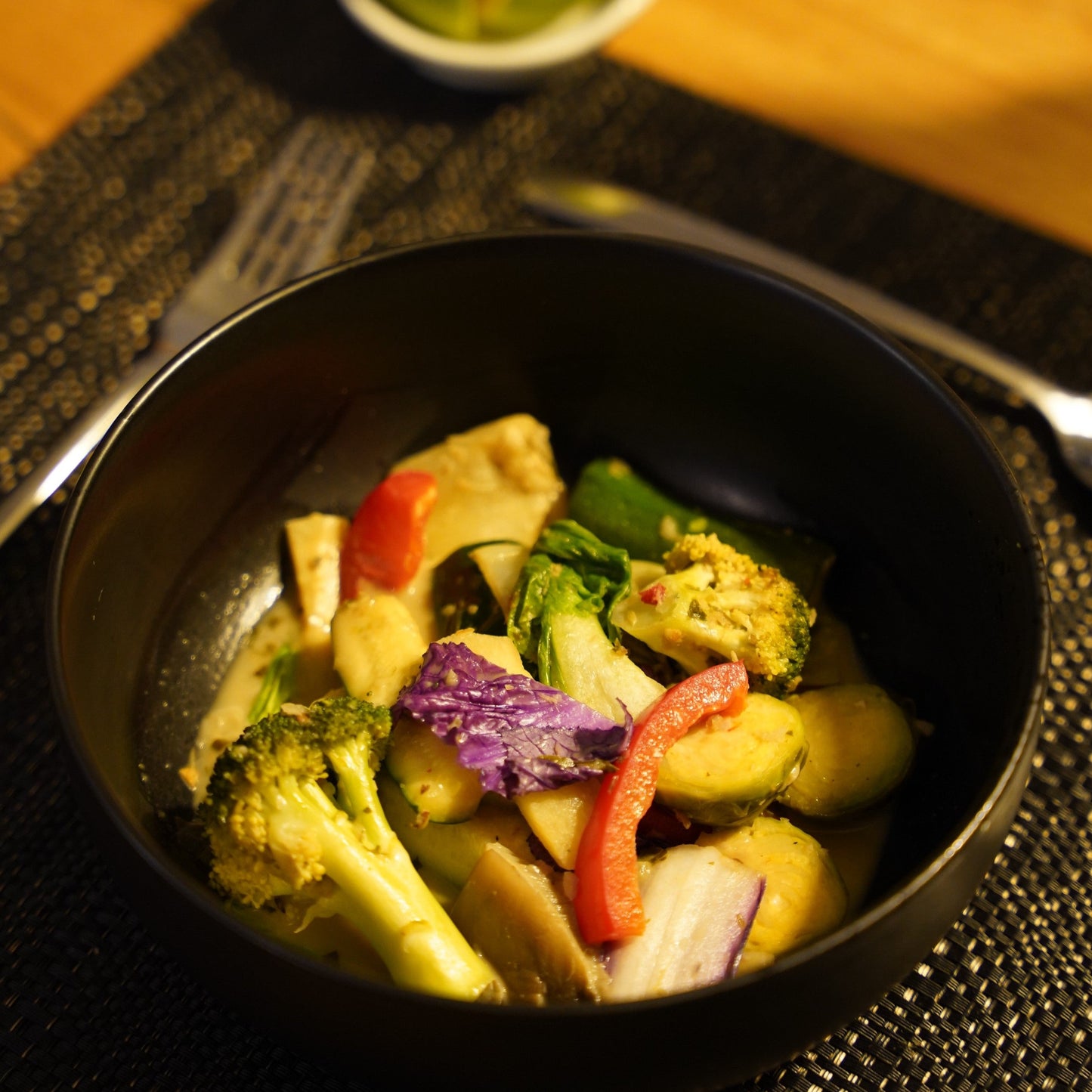 Vegetarisches Spicy Thai Green Curry mit Saisongemüse